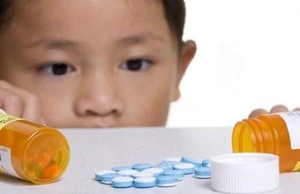 trẻ có thể tự khỏi viêm tai giữa mà không cần dùng đến thuốc kháng sinh. (ảnh minh họa)