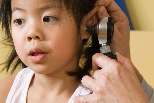 viêm tai giữa phổ biến ở trẻ lên 3. (ảnh minh họa)