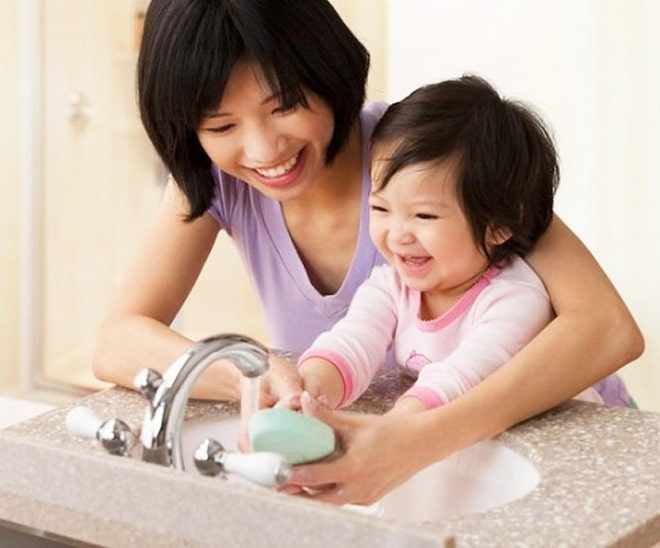người lớn hay tiếp xúc với trẻ thì cần giữ sạch sẽ, đặc biệt là tay.