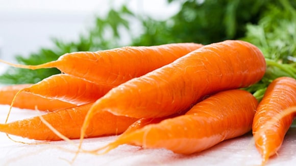 củ cà rốt có hàm lượng vitamin a, thúc đẩy sự sản xuất collagen và giúp giữ cho làn da luôn mịn màng.