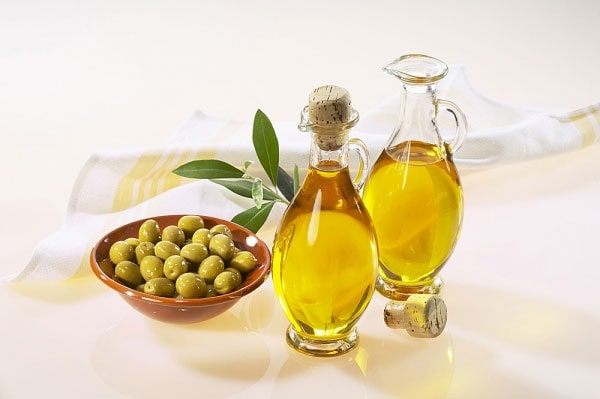 thường xuyên xoa bóp dầu ô liu lên vùng da bị ảnh hưởng, điều này có chức năng dưỡng ẩm