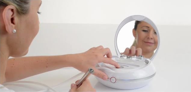 máy trị liệu da mặt beurer fc100
