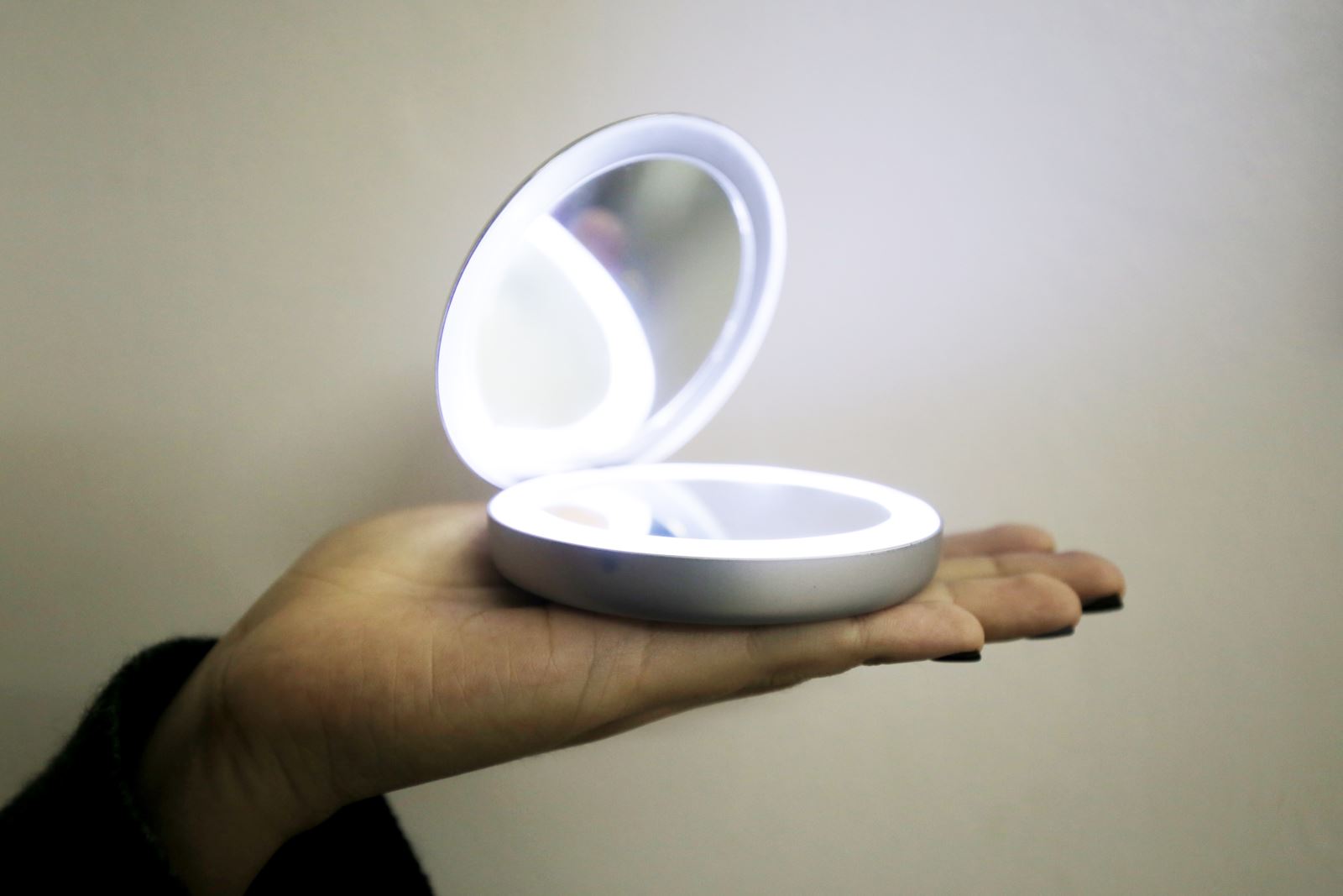 cách chọn gương trang điểm và 2 loại gương trang điểm beurer bán chạy nhất