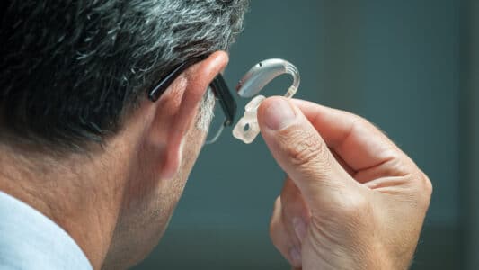 Kinh Nghiệm Khi Mua Máy Trợ Thính Cho Người Già. Nên Mua Máy Trợ Thính Nào Cho Người Già? 10 kinh nghiệm khi mua máy trợ thính cho người già