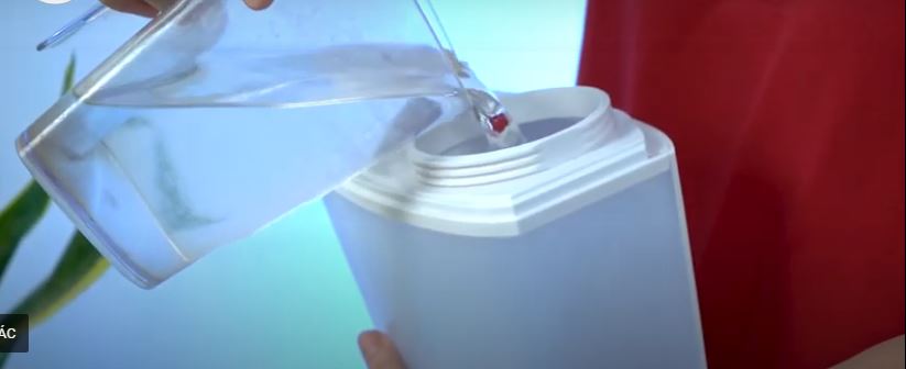 Cách Sử Dụng Máy Phun Sương Và Những Câu Hỏi Thường Gặp 10 đổ nước vào bình chứa máy tạo độ ẩm