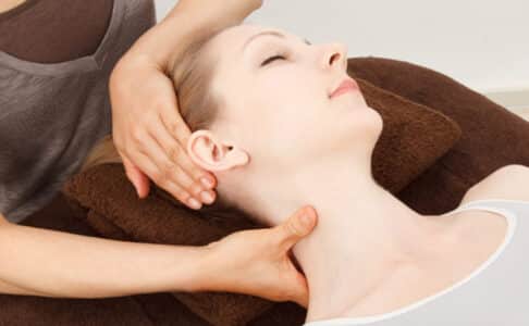Đau Cứng Cổ Sau Khi Ngủ Dậy: Nguyên Nhân Do Đâu Và Cách Khắc Phục 10 đau cứng cổ sau khi ngủ dậy