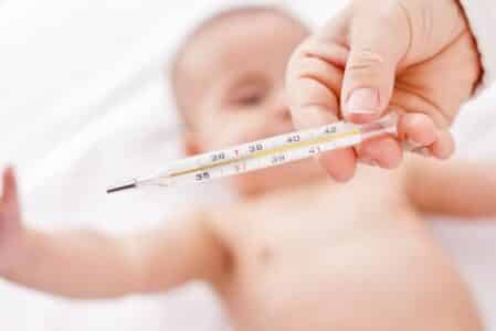 cách xử trí khi trẻ bị sốt phát ban