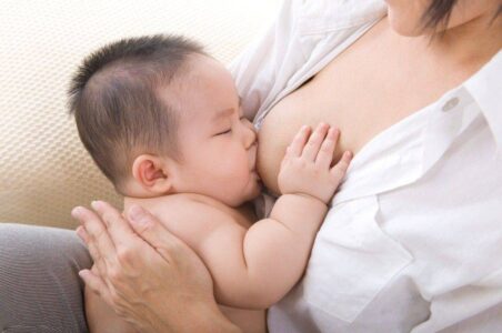 Có Nên Cho Trẻ Sơ Sinh Uống Nước Hay Không? 8 trẻ sơ sinh dưới 6 tháng tuổi bú mẹ hoàn toàn và không cần bổ sung thêm nước.