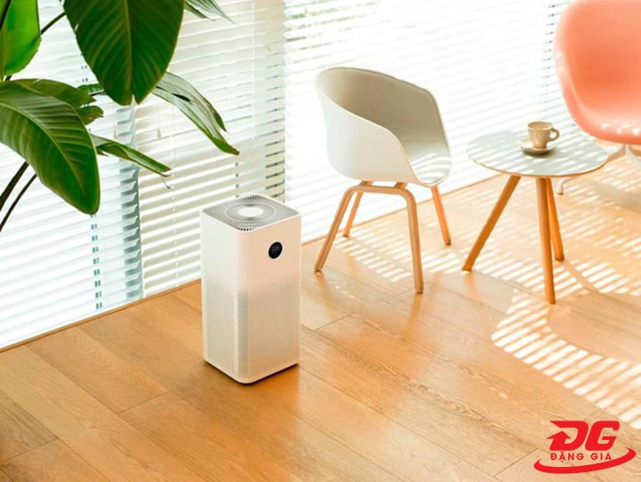 máy lọc không khí đặt gần cửa sổ giúp hấp thụ không không khí ô nhiễm dễ dàng